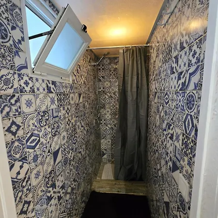 Quarto em Acomodações Particulares Campeao De Fabulas Lda Lisboa